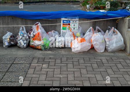 Trennung von recycelbaren Abfällen mit verschiedenen Kunststoffbeuteln an einer Müllsammelstelle in Kitakyushu, Japan Stockfoto