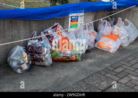 Trennung von recycelbaren Abfällen mit verschiedenen Kunststoffbeuteln an einer Müllsammelstelle in Kitakyushu, Japan Stockfoto