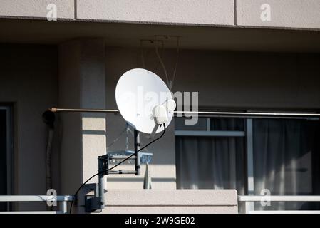 Kabel-TV, Satellitenschüssel an der Wand eines Hauses. Stockfoto