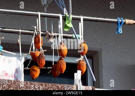 Hoshigaki - der Prozess des Trocknens von Persimmonen durch Aufhängen außerhalb von Häusern in Japan. Stockfoto