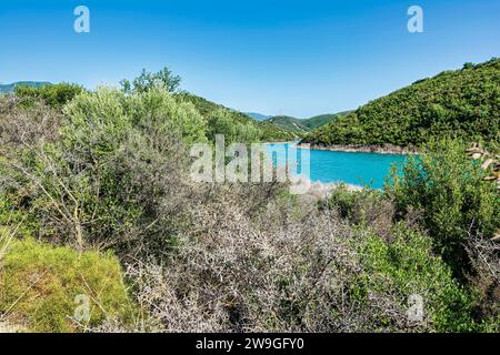 Christianoupolis Staudamm Wasserreservoir in Messenia, Griechenland. Blick auf das Dammwasser, künstlicher See. Stockfoto