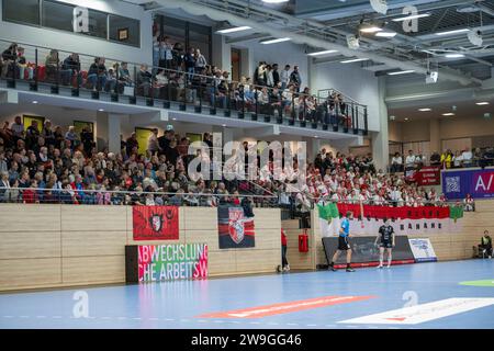 Halle, Deutschland. Dezember 2023. Halle, Deutschland 27. Dezember 2023: 1.HBL - Frauen - 2023/2024 - SV Union Halle-Neustadt Wildcats vs. BSV Zwickau Ausverkaufte SWH Arena Credit: dpa/Alamy Live News Stockfoto