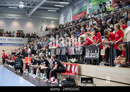 Halle, Deutschland. Dezember 2023. Halle, Deutschland 27. Dezember 2023: 1.HBL - Frauen - 2023/2024 - SV Union Halle-Neustadt Wildcats vs. BSV Zwickau Ausverkaufte SWH Arena Credit: dpa/Alamy Live News Stockfoto