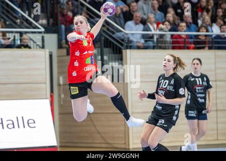 Halle, Deutschland. Dezember 2023. Halle, Deutschland 27. Dezember 2023: 1.HBL - Frauen - 2023/2024 - SV Union Halle-Neustadt Wildcats vs. BSV Zwickau Franziska Fischer (Halle) Credit: dpa/Alamy Live News Stockfoto