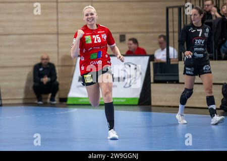 Halle, Deutschland. Dezember 2023. Halle, Deutschland 27. Dezember 2023: 1.HBL - Frauen - 2023/2024 - SV Union Halle-Neustadt Wildcats vs. BSV Zwickau Lilli Röpke/Roepke (Halle) jubelt auf dem Spielfeld Credit: dpa/Alamy Live News Stockfoto