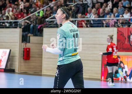 Halle, Deutschland. Dezember 2023. Halle, Deutschland 27. Dezember 2023: 1.HBL - Frauen - 2023/2024 - SV Union Halle-Neustadt Wildcats vs. BSV Zwickau Torhueterin Sara Suba (Halle) jubelt auf dem Spielfeld. Quelle: dpa/Alamy Live News Stockfoto