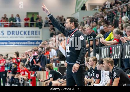 Halle, Deutschland. Dezember 2023. Halle, Deutschland 27. Dezember 2023: 1.HBL - Frauen - 2023/2024 - SV Union Halle-Neustadt Wildcats vs. BSV Zwickau Trainer Norman Rentsch (Zwickau) gestikuliert auf dem Spielfeld. Quelle: dpa/Alamy Live News Stockfoto