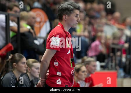 Halle, Deutschland. Dezember 2023. Halle, Deutschland 27. Dezember 2023: 1.HBL - Frauen - 2023/2024 - SV Union Halle-Neustadt Wildcats vs. BSV Zwickau Trainer Till Wiechers (Halle) Credit: dpa/Alamy Live News Stockfoto