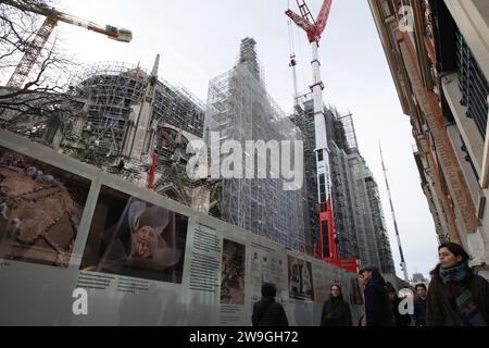 Paris, Frankreich. Dezember 2023. Eine allgemeine Ansicht zeigt Touristen Spaziergänge auf der linken Seite in der Nähe des Baus der Kathedrale Notre-Dame im Winter am 27. Dezember 2023 in Paris, Frankreich. Die Arbeiter der Kathedrale Notre-Dame stützen das zerbrechliche Gebäude nach einem verheerenden Brand im 15. April 2019 weiter. (Foto von Paulo Amorim/SIPA USA) Credit: SIPA USA/Alamy Live News Stockfoto