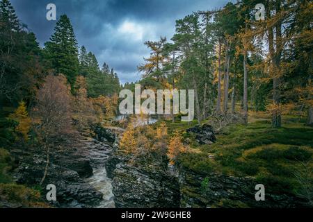 Linn of Dee Falls im Herbst in der Nähe von Braemar, Aberdeenshire, Schottland. Stockfoto