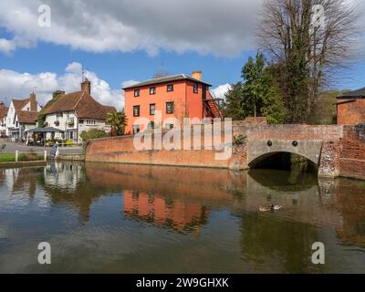 Ein Blick über den Ententeich zum Grün im malerischen Dorf Finchingfield, Essex, Großbritannien Stockfoto