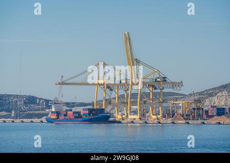 Ferrol, Spanien. Oktober 2023. Ein Containerschiff, das im Hafen vor Anker liegt Stockfoto