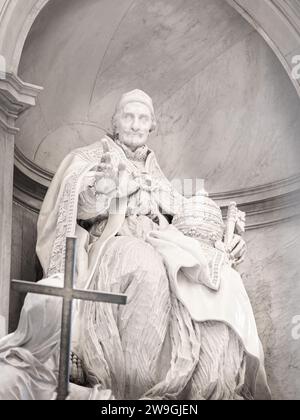 Statue von Papst Innozenz XI. In der Petersbasilika, Vatikan, Rom, Italien. Stockfoto