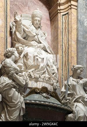 Statue zum Gedenken an Papst Innozenz XII.; Petersdom, Vatikan, Rom, Italien. Stockfoto