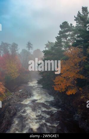 Nebeliger Morgen in Braemar mit herrlichem Blick auf das lebhafte Clunie-Wasser, das über die Felsen stürzt, Schottland. Stockfoto