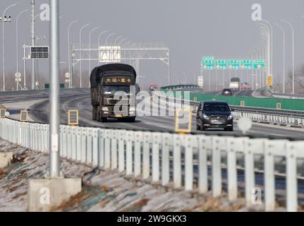 (231228) -- PEKING, 28. Dezember 2023 (Xinhua) -- Fahrzeuge sind in einem Abschnitt der Peking-Xiong'an Schnellstraße in Peking, der Hauptstadt Chinas, am 28. Dezember 2023 abgebildet. Ein neues Segment der Peking-Xiong'an-Schnellstraße wurde am Donnerstag für den Verkehr freigegeben, was die Fertigstellung der gesamten Schnellstraße nach Angaben der chinesischen Verkehrsbehörde markiert. Die direkte Schnellstraße zwischen Peking und Xiong'an New Area in der nordchinesischen Provinz Hebei, die Fahrzeit zwischen Pekings südwestlicher 5. Ringstraße zum Xiong'an New Area auf eine Stunde reduzieren, sagte das Verkehrsministerium. Der Hauptkörper der Schnellstraße Stockfoto