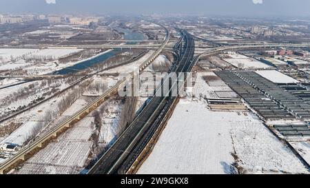 (231228) -- PEKING, 28. Dezember 2023 (Xinhua) -- dieses Luftbild, aufgenommen am 28. Dezember 2023, zeigt einen Abschnitt der Peking-Xiong'an Schnellstraße in Peking, der Hauptstadt Chinas. Ein neues Segment der Peking-Xiong'an-Schnellstraße wurde am Donnerstag für den Verkehr freigegeben, was die Fertigstellung der gesamten Schnellstraße nach Angaben der chinesischen Verkehrsbehörde markiert. Die direkte Schnellstraße zwischen Peking und Xiong'an New Area in der nordchinesischen Provinz Hebei, die Fahrzeit zwischen Pekings südwestlicher 5. Ringstraße zum Xiong'an New Area auf eine Stunde reduzieren, sagte das Verkehrsministerium. Der Hauptteil des Ausdrucks Stockfoto