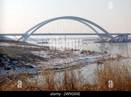 (231228) -- PEKING, 28. Dezember 2023 (Xinhua) -- dieses Foto vom 28. Dezember 2023 zeigt eine große Brücke entlang der Peking-Xiong'an Schnellstraße in Peking, der Hauptstadt Chinas. Ein neues Segment der Peking-Xiong'an-Schnellstraße wurde am Donnerstag für den Verkehr freigegeben, was die Fertigstellung der gesamten Schnellstraße nach Angaben der chinesischen Verkehrsbehörde markiert. Die direkte Schnellstraße zwischen Peking und Xiong'an New Area in der nordchinesischen Provinz Hebei, die Fahrzeit zwischen Pekings südwestlicher 5. Ringstraße zum Xiong'an New Area auf eine Stunde reduzieren, sagte das Verkehrsministerium. Der Hauptkörper des Exp Stockfoto