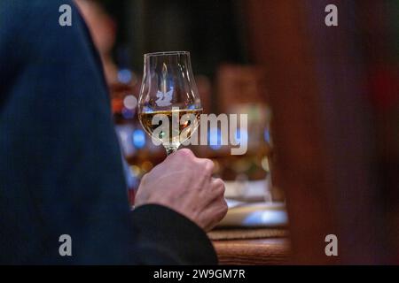 Nahaufnahme einer männlichen Hand, die ein Single Malt Whisky Glas hält Stockfoto