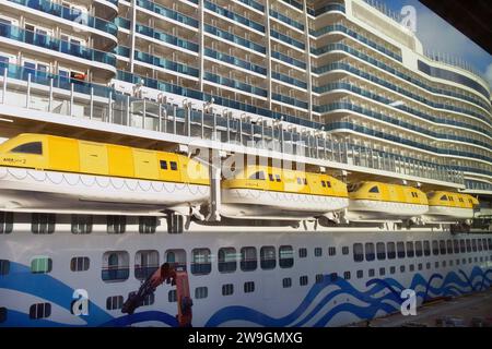 Kreuzfahrt-Fotoeindruecke zum Thema Kreuzfahrt bei einer AIDAnova Kreuzfahrt von Hamburg in den Norwegens Norden mit Bergen, Stavanger, Kritiansand, Oslo und wieder zurueck nach Hamburg in 8 Tagen. Boot, Rettungsboot, Kreuzfahrt - AIDAnova *** Kreuzfahrt Fotoimpressionen zum Thema Kreuzfahrt auf einer AIDAnova Kreuzfahrt von Hamburg in den Norden Norwegens mit Bergen, Stavanger, Kritiansand, Oslo und zurück nach Hamburg in 8 Tagen Boot, Rettungsboot, Kreuzfahrt AIDAnova Stockfoto