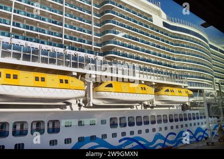 Kreuzfahrt-Fotoeindruecke zum Thema Kreuzfahrt bei einer AIDAnova Kreuzfahrt von Hamburg in den Norwegens Norden mit Bergen, Stavanger, Kritiansand, Oslo und wieder zurueck nach Hamburg in 8 Tagen. Boot, Rettungsboot, Kreuzfahrt - AIDAnova *** Kreuzfahrt Fotoimpressionen zum Thema Kreuzfahrt auf einer AIDAnova Kreuzfahrt von Hamburg in den Norden Norwegens mit Bergen, Stavanger, Kritiansand, Oslo und zurück nach Hamburg in 8 Tagen Boot, Rettungsboot, Kreuzfahrt AIDAnova Stockfoto