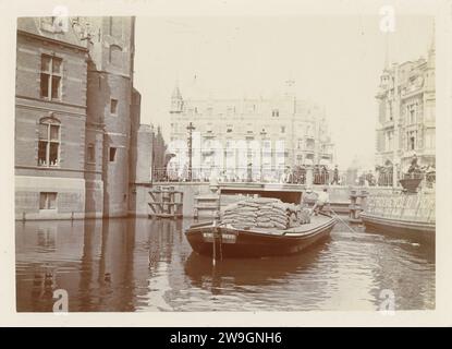 Beladenes Schiff „die zwei Broeders“ in der Singel am Fuße des Münzturms in Amsterdam, 1904 Foto Amsterdam baryta Papierverkehr auf dem Wasser Singel. Münzturm Stockfoto