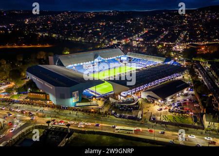 Luftbild des Sheffield Wednesday Hillsborough Stadions bei Nacht Stockfoto