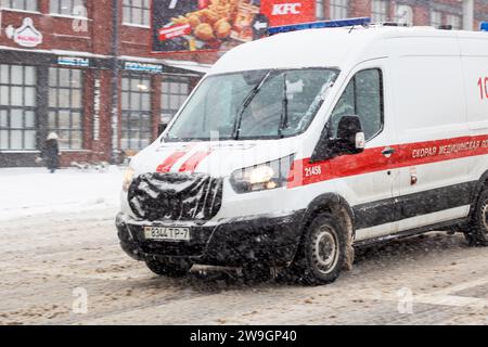 Weißrussland, Minsk - 29. november 2023: Ambulanz bei Schneefall Nahaufnahme Stockfoto