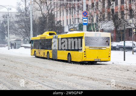 Weißrussland, Minsk - 29. november 2023: Bus bei Schnee Nahaufnahme Stockfoto