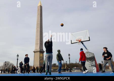 © PHOTOPQR/LE PARISIEN/olivier corsan ; Paris ; 27/12/2023 ; Paris, Frankreich, le 27 décembre 2023. Sur la Place de la Concorde où trône l'Obélisque et où les Sports urbains des Jeux Olympiques de Paris 2024 ( JO 2024 ), Skate, BMX, Breaking, Basket 3x3 (sur la Photo) auront lieu, la mairie de Paris a installé sur le Concorde Park où le public peut s'initier à ces différentes pratiques sportives mais aussi au Parkour, Trotinette, éexams, Tennis, Badminton, Golf . Foto : LP /Olivier Corsan Paris, Frankreich, 27. dezember 2023 auf dem Place de la Concorde, wo der Obelisk sitzt und wo der Stadt liegt Stockfoto