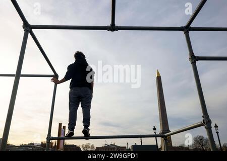 © PHOTOPQR/LE PARISIEN/olivier corsan ; Paris ; 27/12/2023 ; Paris, Frankreich, le 27 décembre 2023. Sur la Place de la Concorde où trône l'Obélisque et où les Sports urbains des Jeux Olympiques de Paris 2024 ( JO 2024 ), Skate, BMX, Breaking, Basket 3x3 auront lieu, la mairie de Paris a installé sur le Concorde Park où le public peut s'initier à ces différentes pratiques sportives mais aussi au Parkour (sur la Photo), Trotinette, éexams, Tennis, Badminton, Golf . Foto : LP /Olivier Corsan Paris, Frankreich, 27. dezember 2023 auf dem Place de la Concorde, wo der Obelisk sitzt und wo die städtischen s Stockfoto