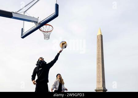 © PHOTOPQR/LE PARISIEN/olivier corsan ; Paris ; 27/12/2023 ; Paris, Frankreich, le 27 décembre 2023. Sur la Place de la Concorde où trône l'Obélisque et où les Sports urbains des Jeux Olympiques de Paris 2024 ( JO 2024 ), Skate, BMX, Breaking, Basket 3x3 (sur la Photo) auront lieu, la mairie de Paris a installé sur le Concorde Park où le public peut s'initier à ces différentes pratiques sportives mais aussi au Parkour, Trotinette, éexams, Tennis, Badminton, Golf . Foto : LP /Olivier Corsan Paris, Frankreich, 27. dezember 2023 auf dem Place de la Concorde, wo der Obelisk sitzt und wo der Stadt liegt Stockfoto