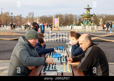 © PHOTOPQR/LE PARISIEN/olivier corsan ; Paris ; 27/12/2023 ; Paris, Frankreich, le 27 décembre 2023. Sur la Place de la Concorde où trône l'Obélisque et où les Sports urbains des Jeux Olympiques de Paris 2024 ( JO 2024 ), Skate, BMX, Breaking, Basket 3x3 auront lieu, la mairie de Paris a installé sur le Concorde Park où le public peut s'initier à ces différentes pratiques sportives mais aussi au Parkour, Trotinette, éexams (sur la Photo), Tennis, Badminton, Golf. Foto : LP /Olivier Corsan Paris, Frankreich, 27. dezember 2023 auf dem Place de la Concorde, wo der Obelisk sitzt und wo der städtische spo liegt Stockfoto