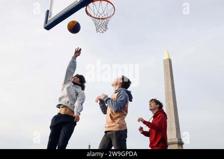 © PHOTOPQR/LE PARISIEN/olivier corsan ; Paris ; 27/12/2023 ; Paris, Frankreich, le 27 décembre 2023. Sur la Place de la Concorde où trône l'Obélisque et où les Sports urbains des Jeux Olympiques de Paris 2024 ( JO 2024 ), Skate, BMX, Breaking, Basket 3x3 (sur la Photo) auront lieu, la mairie de Paris a installé sur le Concorde Park où le public peut s'initier à ces différentes pratiques sportives mais aussi au Parkour, Trotinette, éexams, Tennis, Badminton, Golf . Foto : LP /Olivier Corsan Paris, Frankreich, 27. dezember 2023 auf dem Place de la Concorde, wo der Obelisk sitzt und wo der Stadt liegt Stockfoto