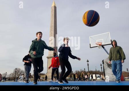 © PHOTOPQR/LE PARISIEN/olivier corsan ; Paris ; 27/12/2023 ; Paris, Frankreich, le 27 décembre 2023. Sur la Place de la Concorde où trône l'Obélisque et où les Sports urbains des Jeux Olympiques de Paris 2024 ( JO 2024 ), Skate, BMX, Breaking, Basket 3x3 (sur la Photo) auront lieu, la mairie de Paris a installé sur le Concorde Park où le public peut s'initier à ces différentes pratiques sportives mais aussi au Parkour, Trotinette, éexams, Tennis, Badminton, Golf . Foto : LP /Olivier Corsan Paris, Frankreich, 27. dezember 2023 auf dem Place de la Concorde, wo der Obelisk sitzt und wo der Stadt liegt Stockfoto