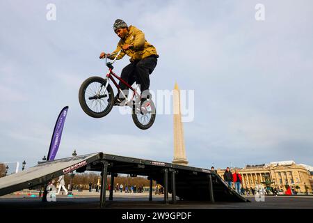 © PHOTOPQR/LE PARISIEN/olivier corsan ; Paris ; 27/12/2023 ; Paris, Frankreich, le 27 décembre 2023. Sur la Place de la Concorde où trône l'Obélisque et où les Sports urbains des Jeux Olympiques de Paris 2024 ( JO 2024 ), Skate, BMX (sur la Photo), Breaking, Basket 3x3 auront lieu, la mairie de Paris a installé sur le Concorde Park où le public peut s'initier à ces différentes pratiques sportives mais aussi au Parkour, Trotinette, éexams, Tennis, Badminton, Golf . Foto : LP /Olivier Corsan Paris, Frankreich, 27. dezember 2023 auf dem Place de la Concorde, wo der Obelisk sitzt und wo der Stadt liegt Stockfoto