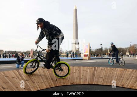 © PHOTOPQR/LE PARISIEN/olivier corsan ; Paris ; 27/12/2023 ; Paris, Frankreich, le 27 décembre 2023. Sur la Place de la Concorde où trône l'Obélisque et où les Sports urbains des Jeux Olympiques de Paris 2024 ( JO 2024 ), Skate, BMX (sur la Photo), Breaking, Basket 3x3 auront lieu, la mairie de Paris a installé sur le Concorde Park où le public peut s'initier à ces différentes pratiques sportives mais aussi au Parkour, Trotinette, éexams, Tennis, Badminton, Golf . Foto : LP /Olivier Corsan Paris, Frankreich, 27. dezember 2023 auf dem Place de la Concorde, wo der Obelisk sitzt und wo der Stadt liegt Stockfoto