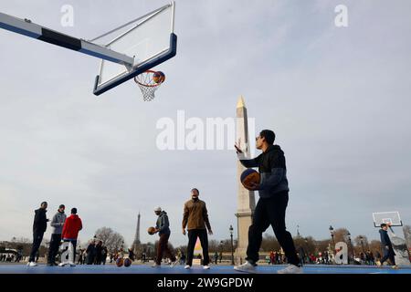 © PHOTOPQR/LE PARISIEN/olivier corsan ; Paris ; 27/12/2023 ; Paris, Frankreich, le 27 décembre 2023. Sur la Place de la Concorde où trône l'Obélisque et où les Sports urbains des Jeux Olympiques de Paris 2024 ( JO 2024 ), Skate, BMX, Breaking, Basket 3x3 (sur la Photo) auront lieu, la mairie de Paris a installé sur le Concorde Park où le public peut s'initier à ces différentes pratiques sportives mais aussi au Parkour, Trotinette, éexams, Tennis, Badminton, Golf . Foto : LP /Olivier Corsan Paris, Frankreich, 27. dezember 2023 auf dem Place de la Concorde, wo der Obelisk sitzt und wo der Stadt liegt Stockfoto