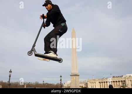 © PHOTOPQR/LE PARISIEN/olivier corsan ; Paris ; 27/12/2023 ; Paris, Frankreich, le 27 décembre 2023. Sur la Place de la Concorde où trône l'Obélisque et où les Sports urbains des Jeux Olympiques de Paris 2024 ( JO 2024 ), Skate, BMX, Breaking, Basket 3x3 auront lieu, la mairie de Paris a installé sur le Concorde Park où le public peut s'initier à ces différentes pratiques sportives mais aussi au Parkour, Trotinette (sur la Photo), éexams, Tennis, Badminton, Golf. Foto : LP /Olivier Corsan Paris, Frankreich, 27. dezember 2023 auf dem Place de la Concorde, wo der Obelisk sitzt und wo der Stadt liegt Stockfoto