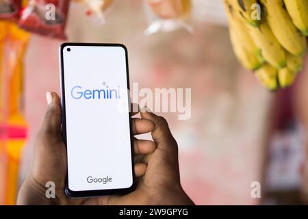 Dhaka, Bangladesch - 27. Dezember 2023: Hand hält ein Handy mit Google Gemini AI Chatbot Gemini ist eine Familie multimodaler Großsprachmodelle Stockfoto