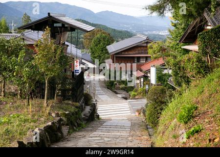 Straßen und traditionelle japanische Häuser in Magome Juku am Nakasendo Trail im Kiso Valley, Japan. Stockfoto