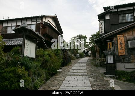 Straßen und traditionelle japanische Häuser in Magome Juku am Nakasendo Trail im Kiso Valley, Japan. Stockfoto