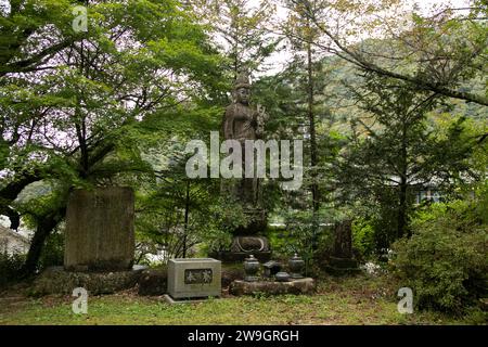 Magome, Japan; 1. Oktober 2023: Ein Tempel auf dem Nakasendo-Weg zwischen Tsumago und Magome im Kiso-Tal, Japan. Stockfoto