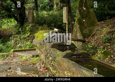 Holzbau zur Wasserleitung in der Stadt Magome in Japan. Stockfoto