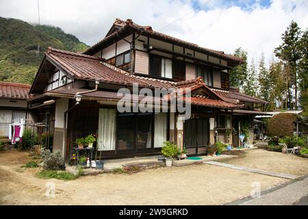 Traditionelle japanische Häuser am Nakasendo Trail zwischen Tsumago und Magome im Kiso-Tal, Japan. Stockfoto