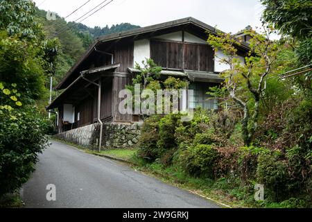 Traditionelle japanische Häuser am Nakasendo Trail zwischen Tsumago und Magome im Kiso-Tal, Japan. Stockfoto