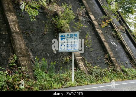 Magome, Japan; 1. Oktober 2023: Wanderung auf dem Nakasendo-Weg zwischen Tsumago und Magome im Kiso-Tal, Japan. Stockfoto