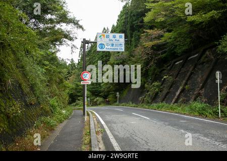 Magome, Japan; 1. Oktober 2023: Wanderung auf dem Nakasendo-Weg zwischen Tsumago und Magome im Kiso-Tal, Japan. Stockfoto