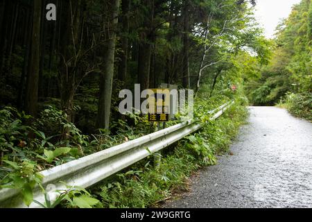 Magome, Japan; 1. Oktober 2023: Ein wildes Tierzeichen auf dem Nakasendo-Weg zwischen Tsumago und Magome im Kiso-Tal, Japan. Stockfoto