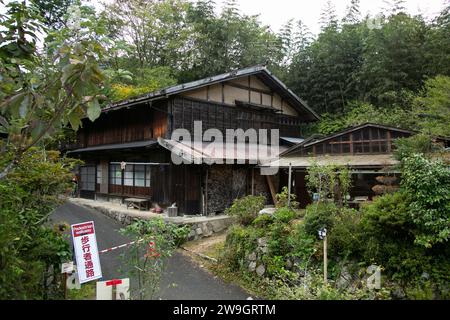 Magome, Japan; 1. Oktober 2023: Wanderung auf dem Nakasendo-Weg zwischen Tsumago und Magome im Kiso-Tal, Japan. Stockfoto